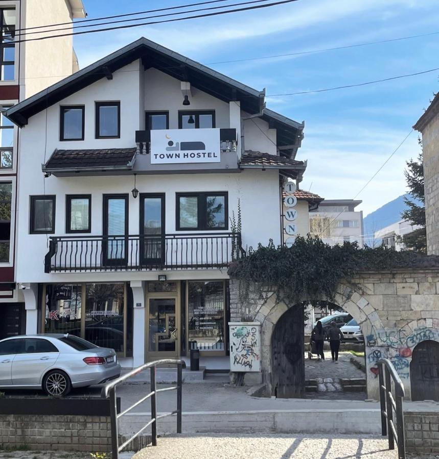 Town Hostel Peja Exteriör bild
